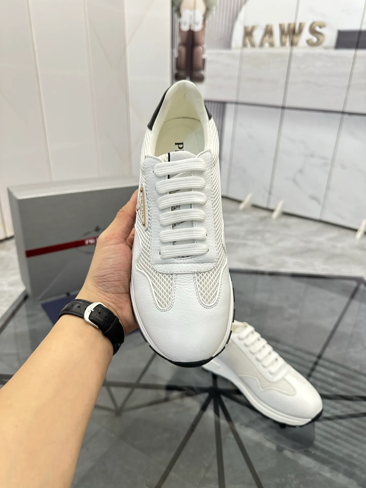 Men's shoes: 💰P600¥ High-end top quality Product trademark: Prada *"Prada*" low-top casual shoes Regular size: 38-45 (can be customized to 46) Product materials: imported first-layer cowhide stitching original material on the upper, water-dyed cowhide lining, cowhide foot pads, original outsole. No.: 001